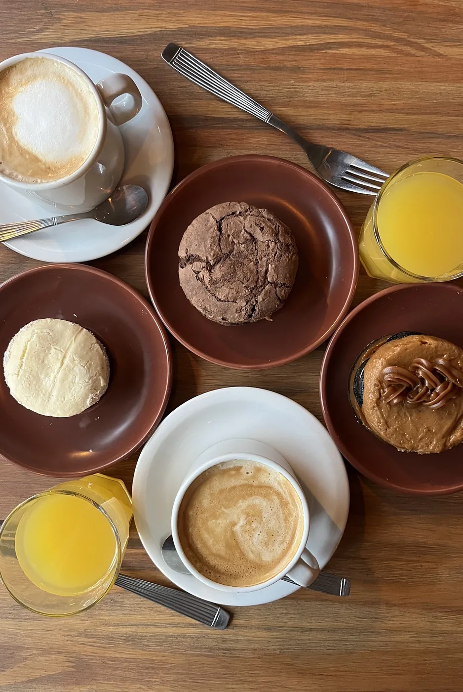 Café, jugo de naranja y algo dulce en Lobito