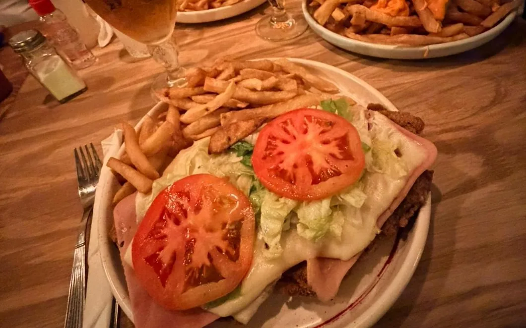 Milanesa con papas y cerveza tirada en Lobito
