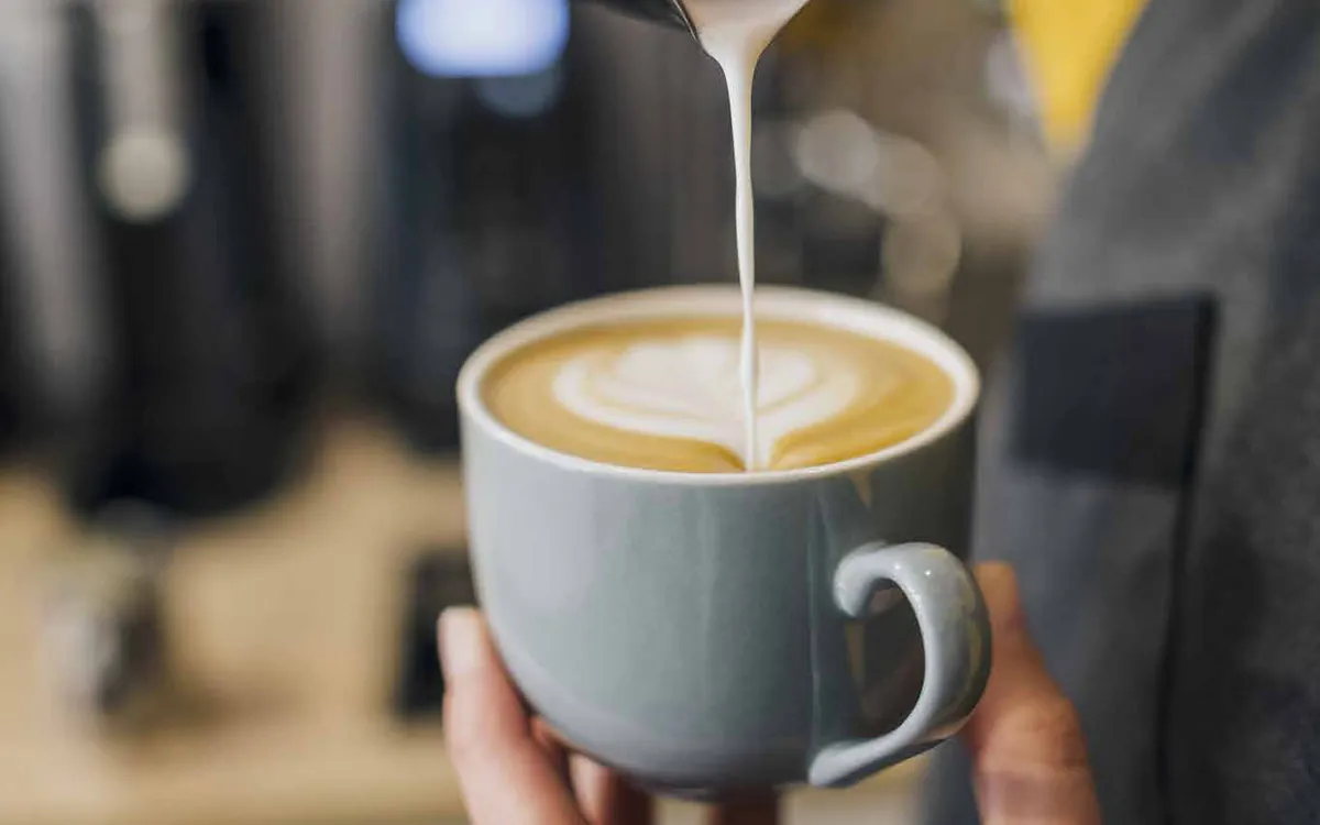 Un café con arte latte