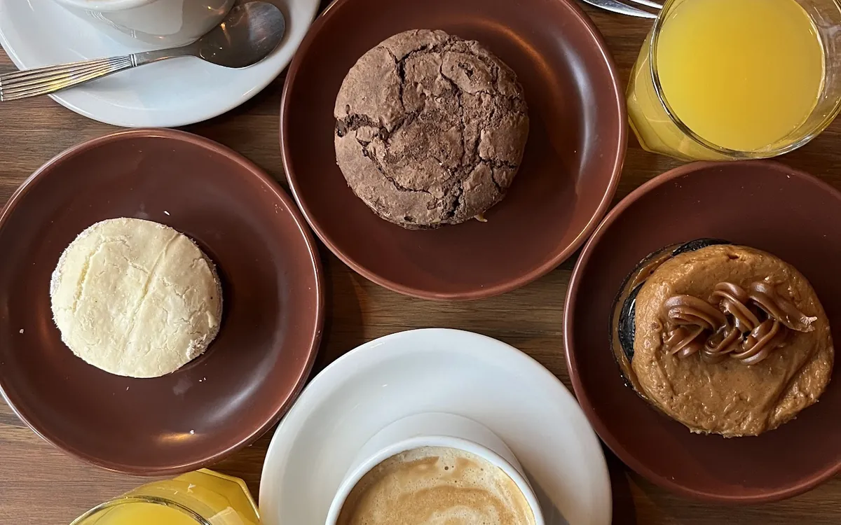 Un desayuno en Lobito: cafés, jugos de naranja y tortas