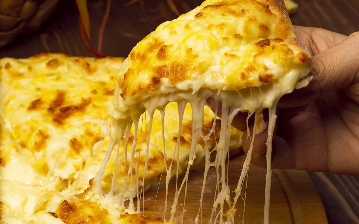 Pizza de muzzarella recién salida del horno